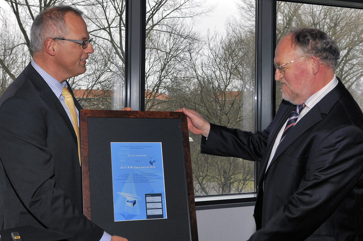 NLR’s general director, Michel Peters, presented the 2010 Spee Award to Frans van Schaik