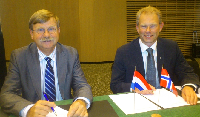 Jelle KEUNING and John-Mikal StÃ¸rdal signing the agreement