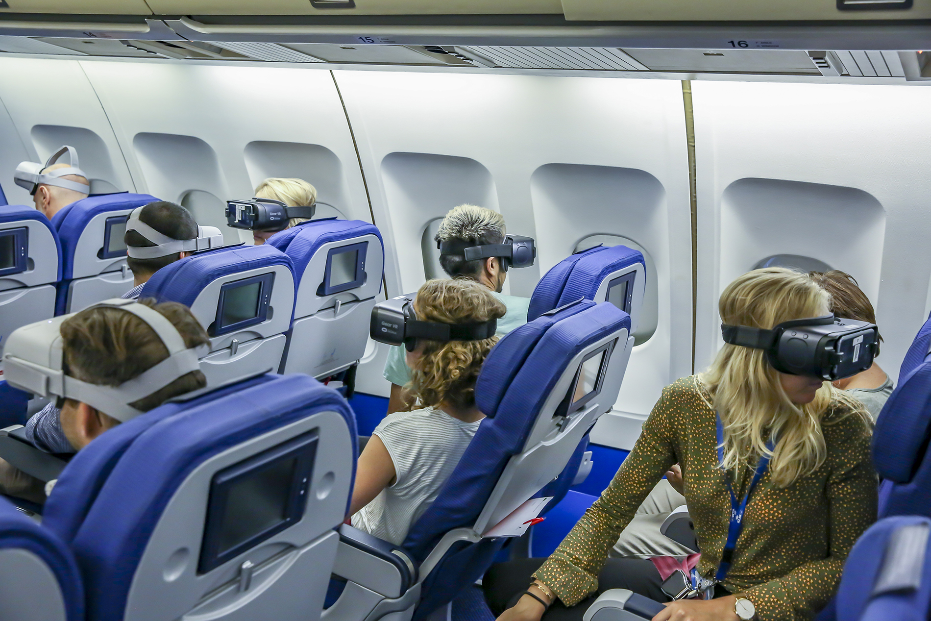 KLM and NLR test effects of using virtual reality headsets in cabin - NLR News