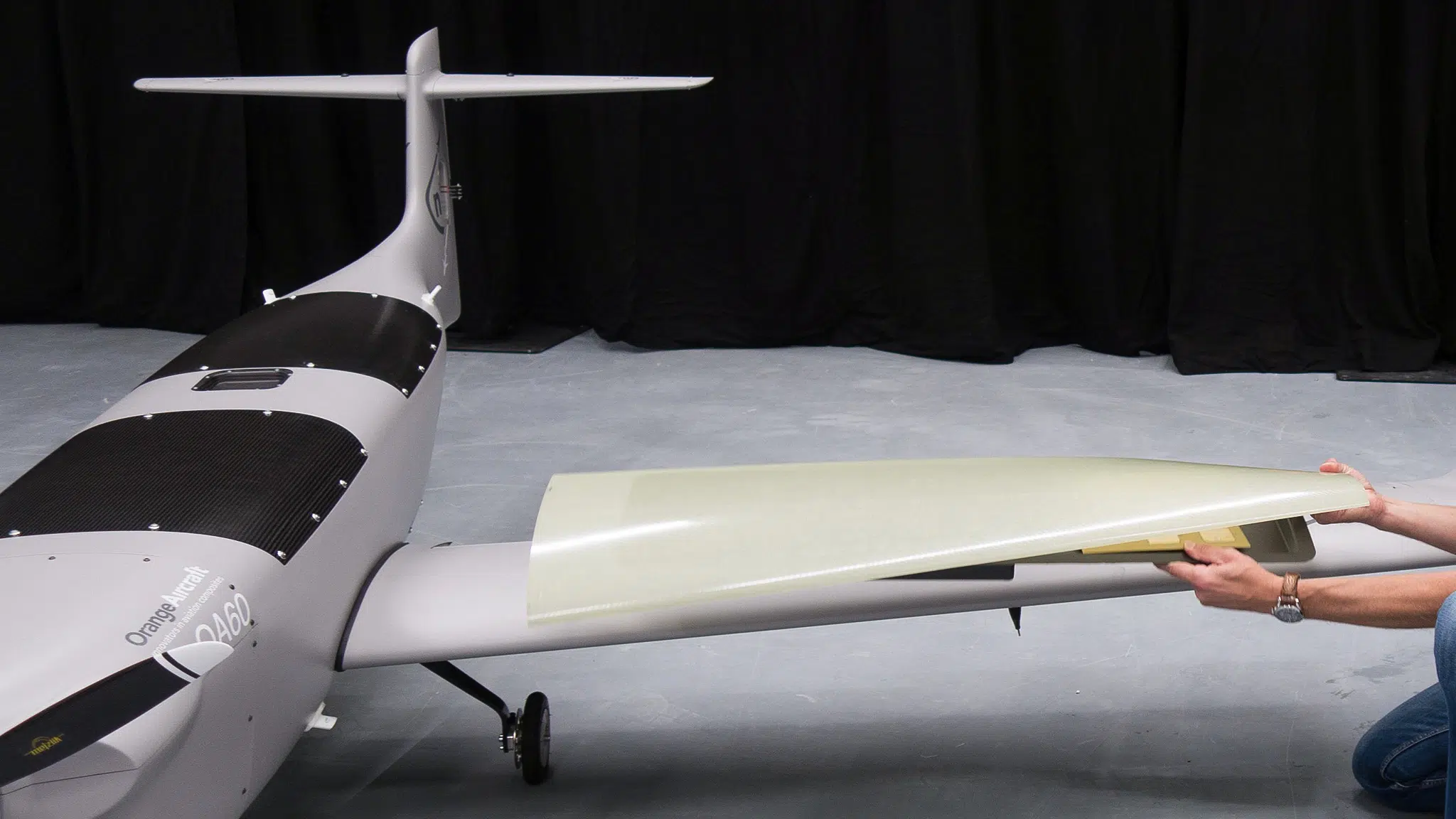 Integration of satellite antennas into small sized UAVs