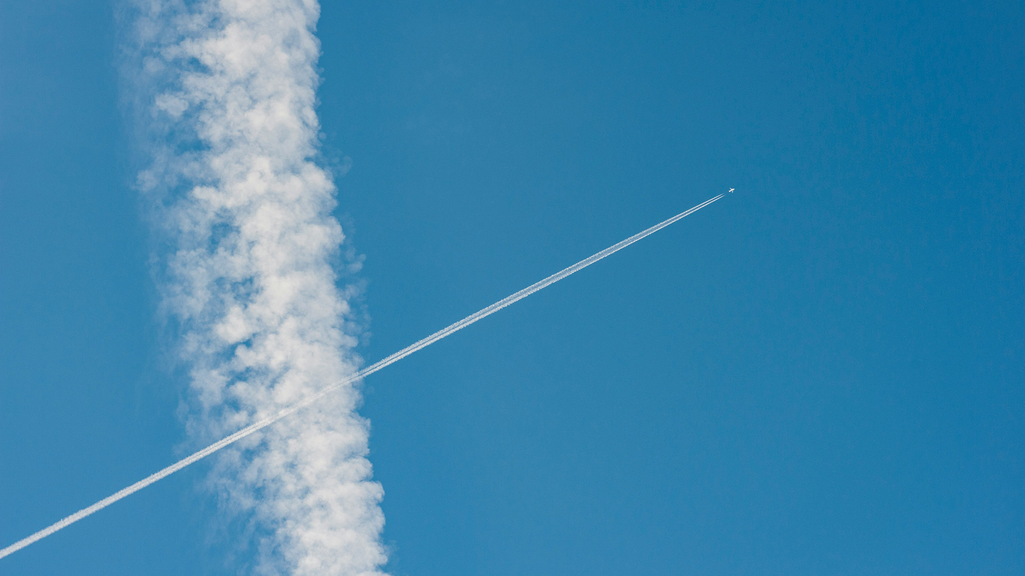 Aircraft vehicle flying through contrails