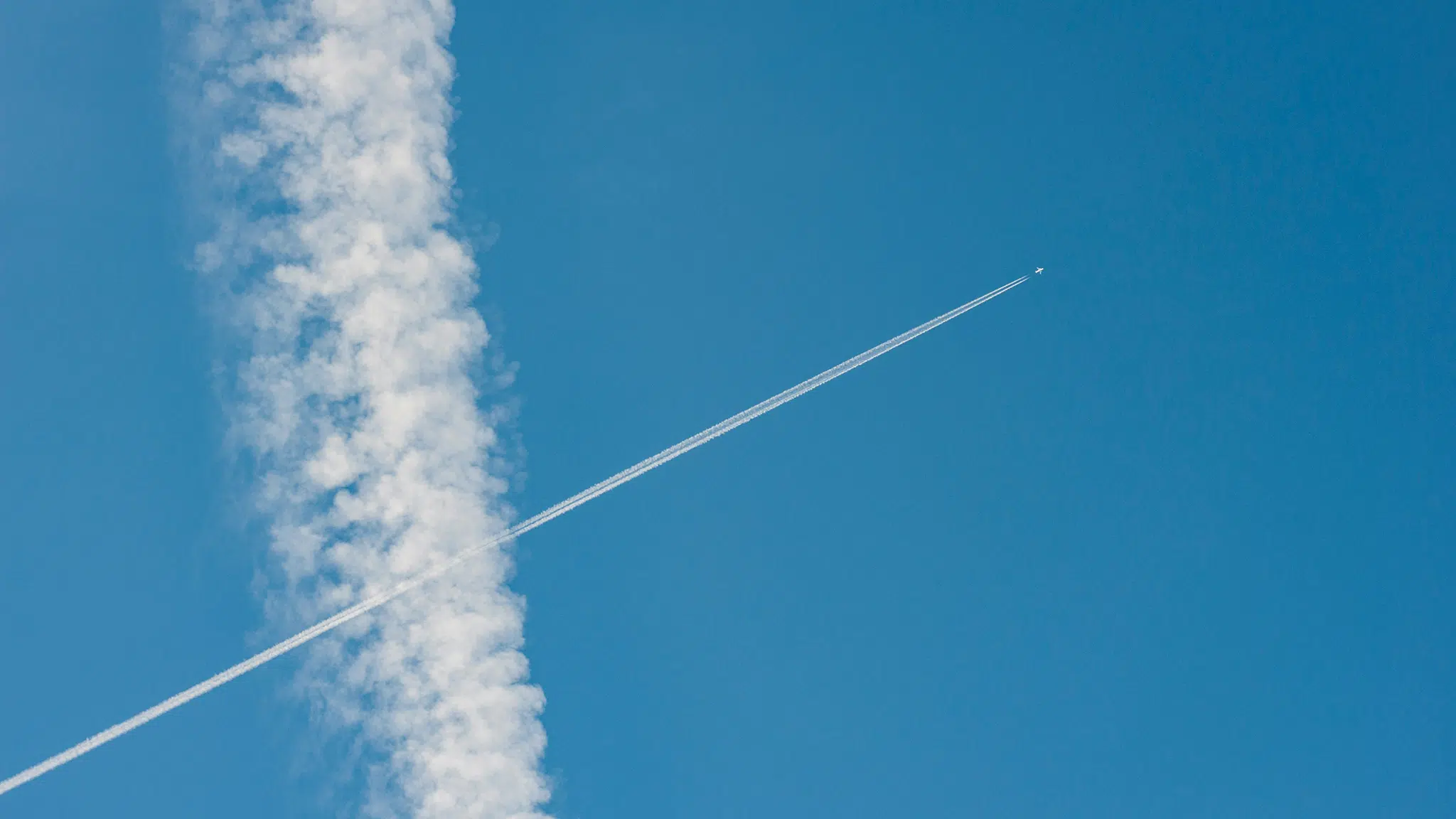 Aircraft vehicle flying through contrails