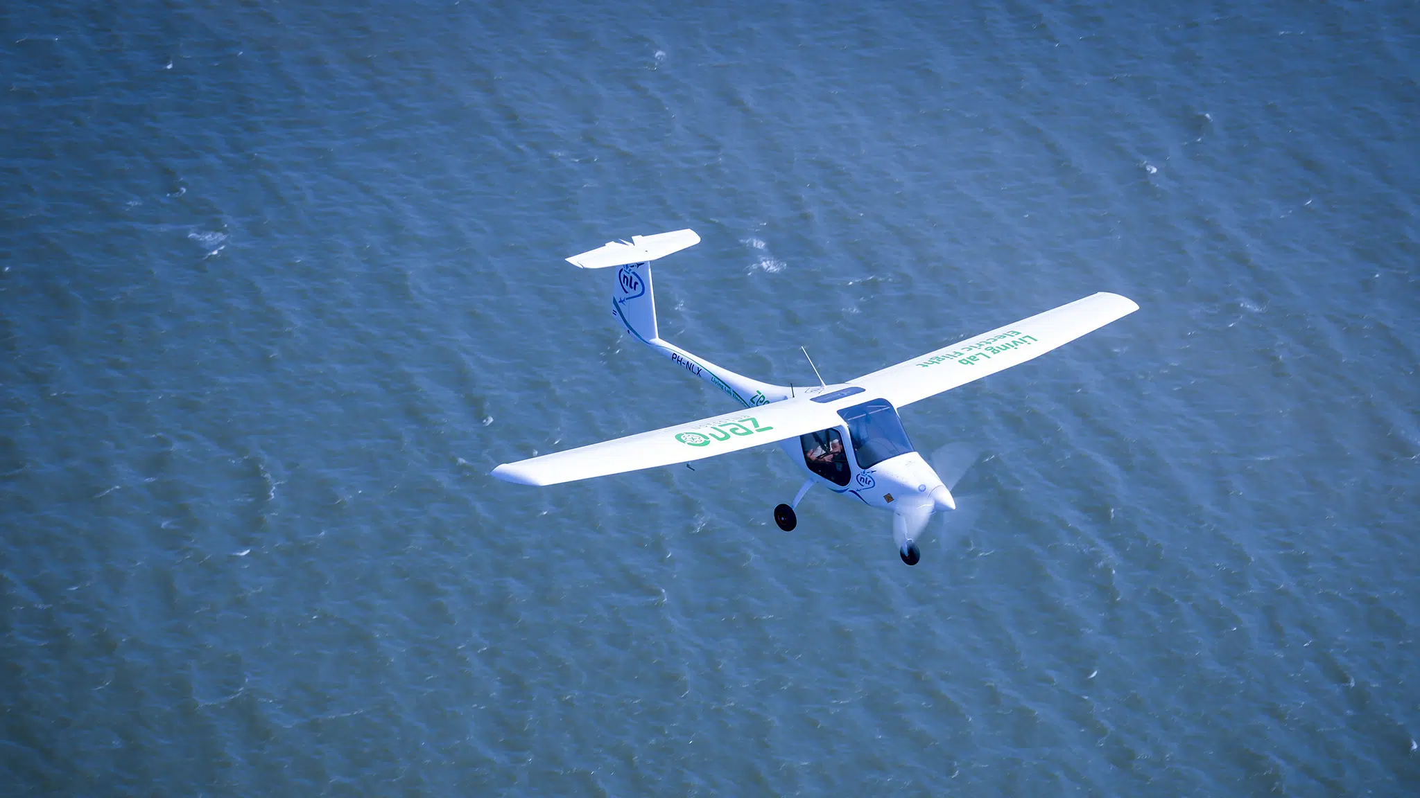 Flight of NLR pipistrel above Rotterdam