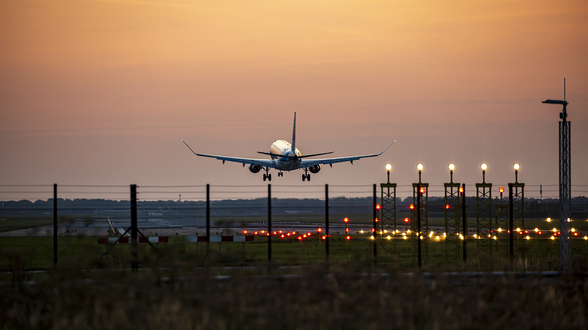 Airbus A330 landing op Schiphol Airport.