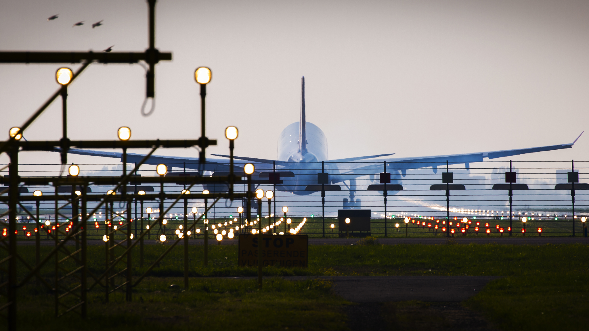 Airbus A330 landing op Schiphol Airport.