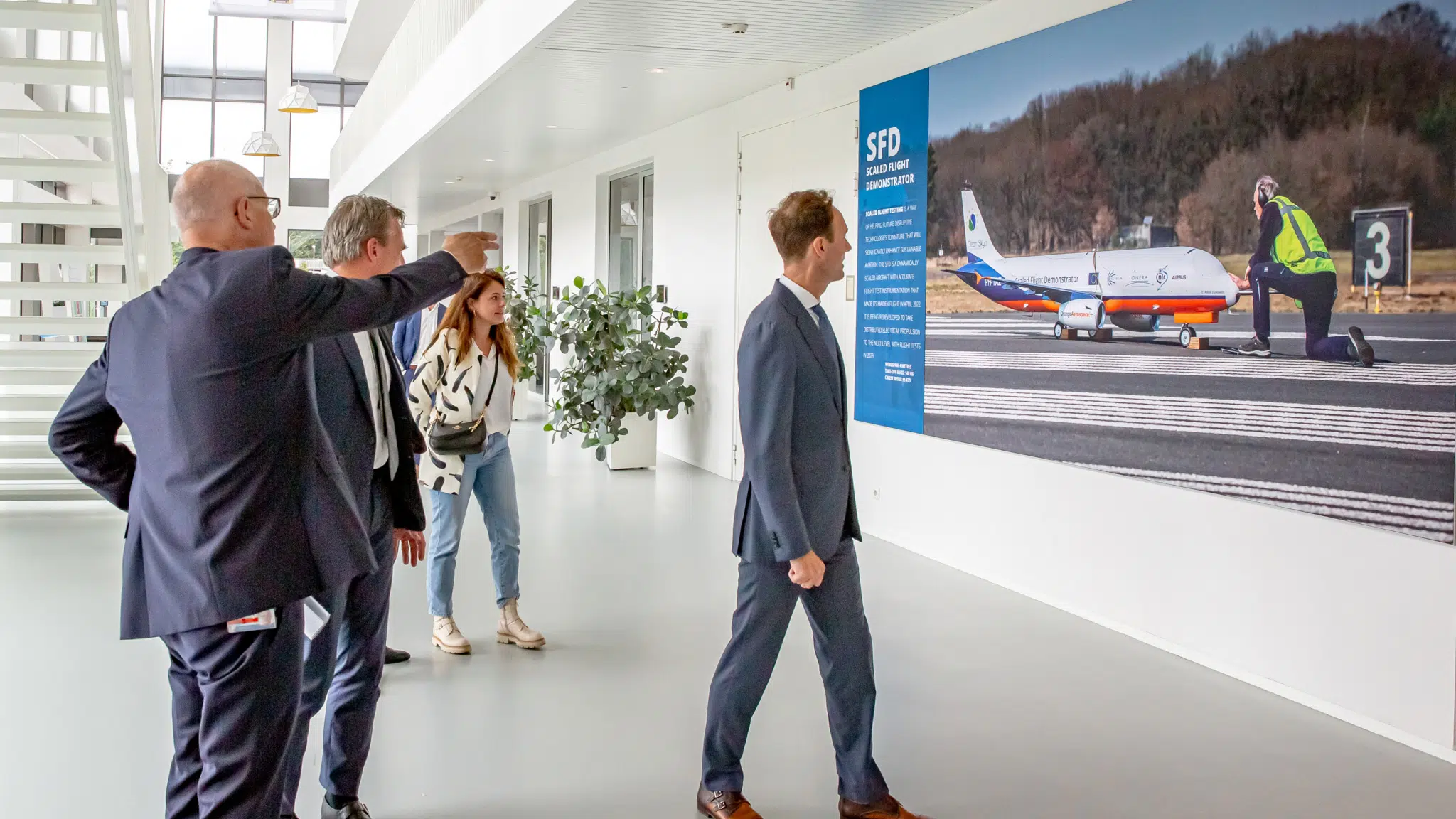 bezoekt Minister Harbers van het ministerie van IenW aan NLR Mar