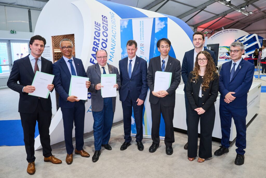 CTO Martin Nagelsmit of NLR holding the consortium agreement ELECTRI-FLY (left in picture) together with other IFAR stakeholders.