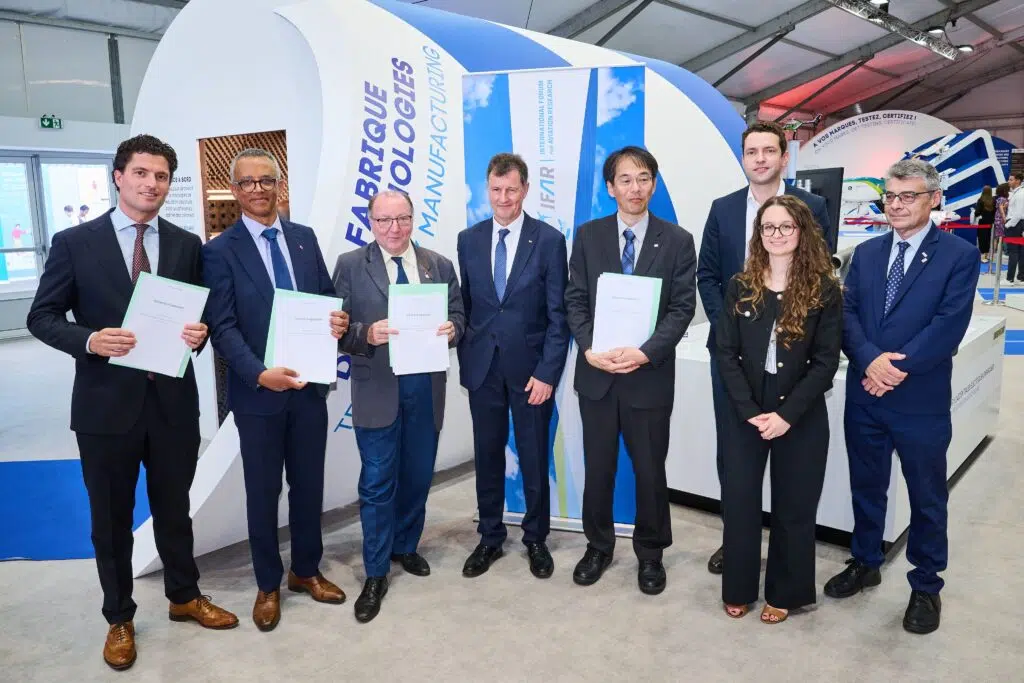 CTO Martin Nagelsmit of NLR holding the consortium agreement ELECTRI-FLY (left in picture) together with other IFAR stakeholders.